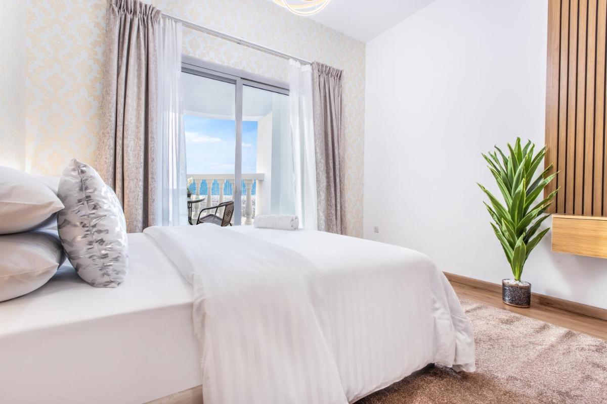 Live and experience a stunning Sea View Studio - Housity