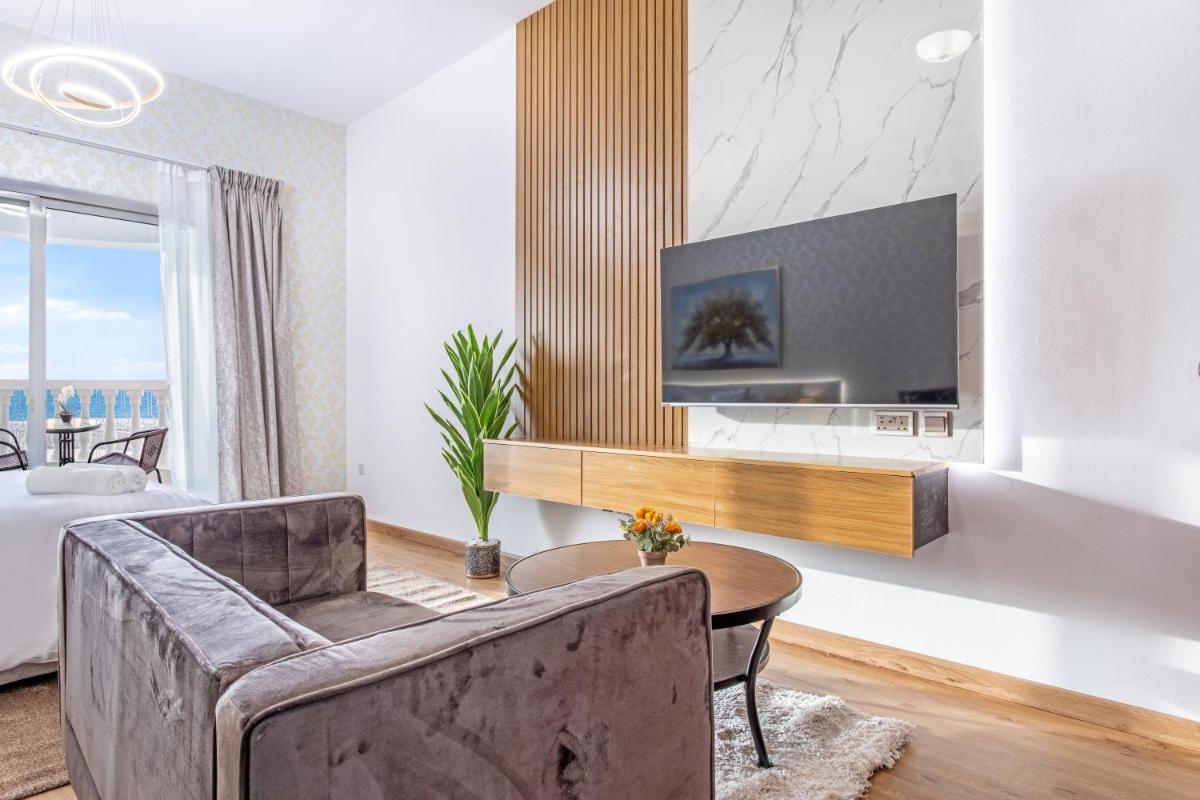 Live and experience a stunning Sea View Studio - Housity