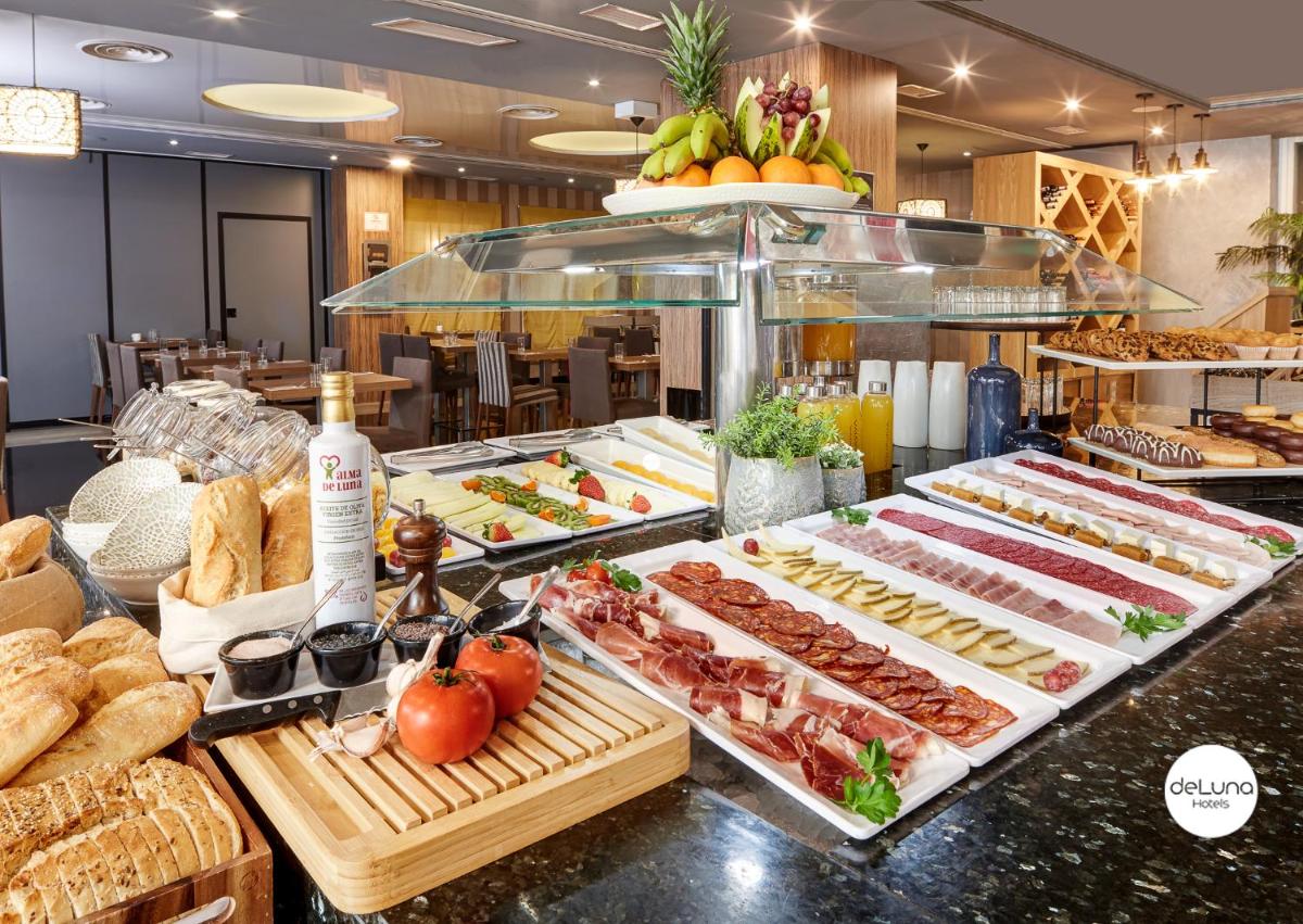 Comida en o cerca de este hotel