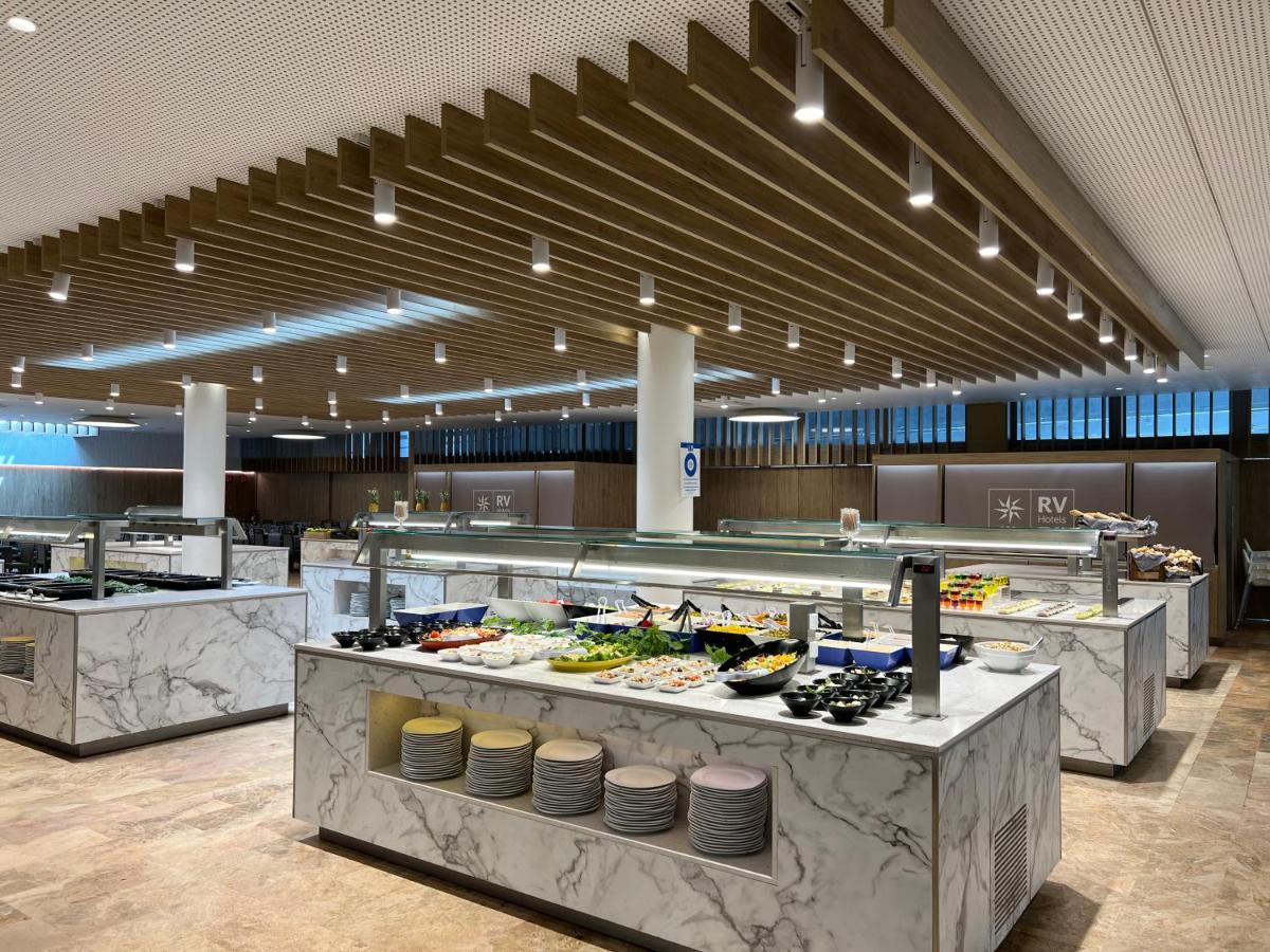 Comida en o cerca de este hotel
