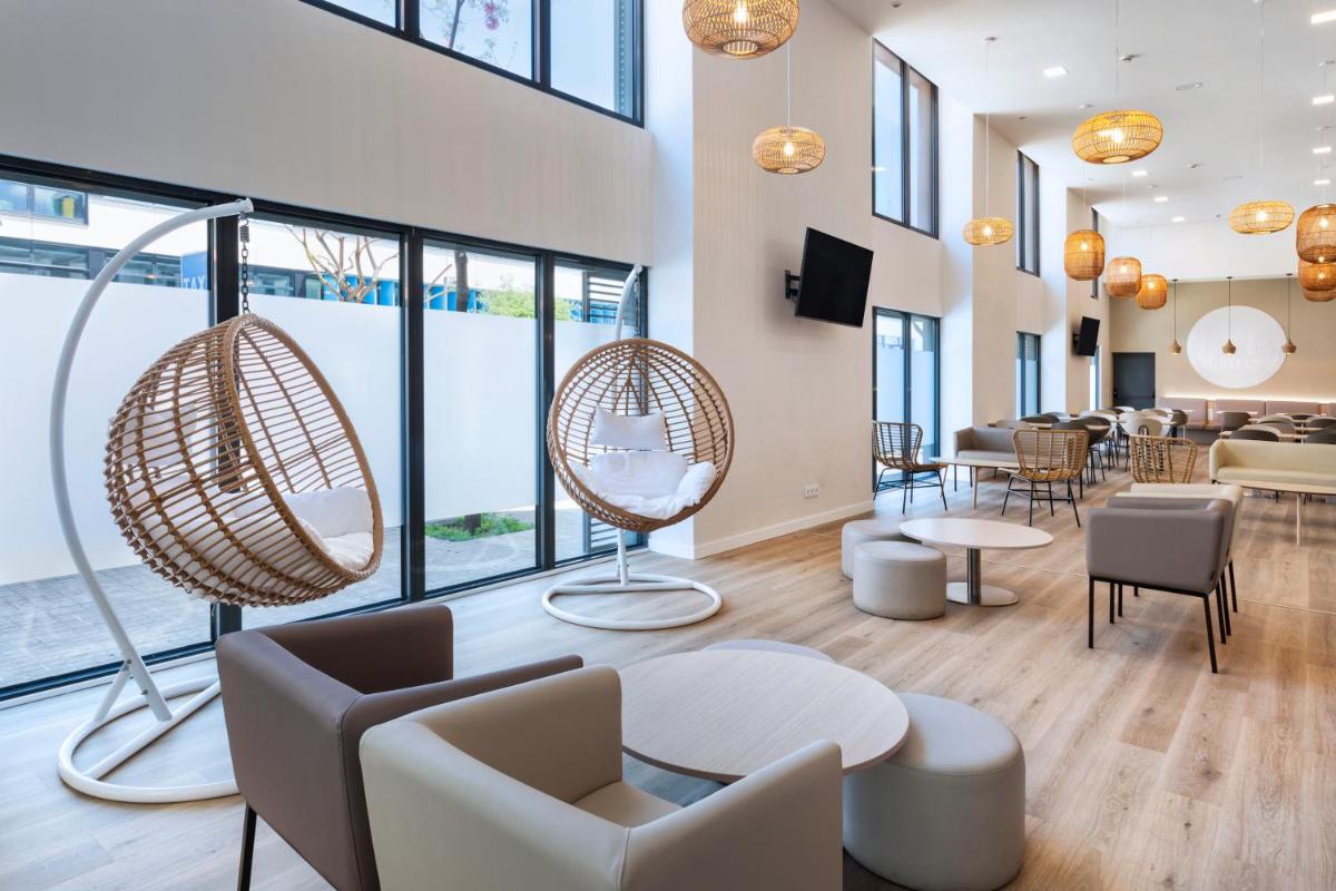 B&B HOTEL Barcelona Mataro - Housity