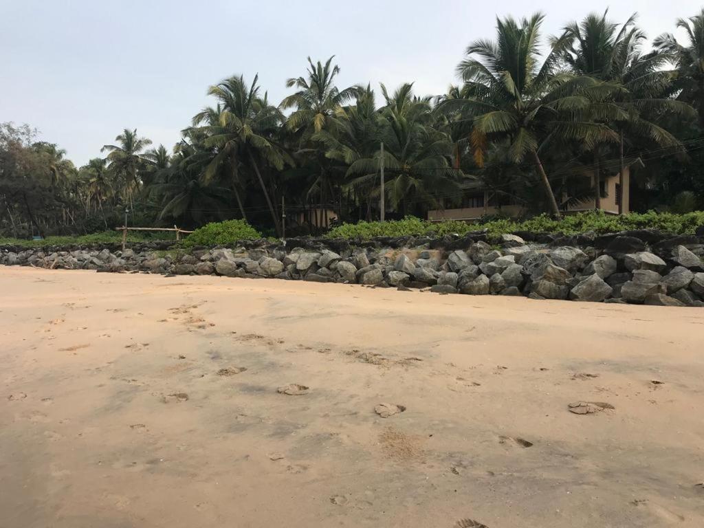 Kizhunna rock beach house - Housity