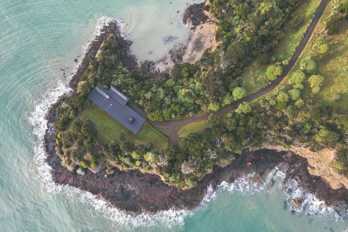 The Point - Pigeon Bay Accommodation - Housity
