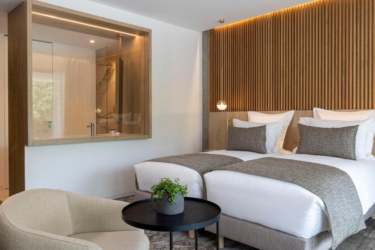 Un ou plusieurs lits dans un hébergement de l'établissement Hôtel Spa Restaurant Villa Castellane