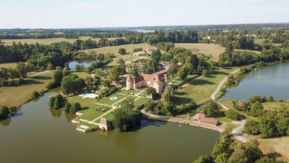 vue aérienne d'une île au milieu d'un lac dans l'établissement Domaine des Etangs, Auberge Collection, à Massignac