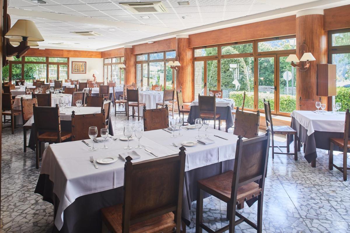 Un restaurante o sitio para comer en Silken Ordesa