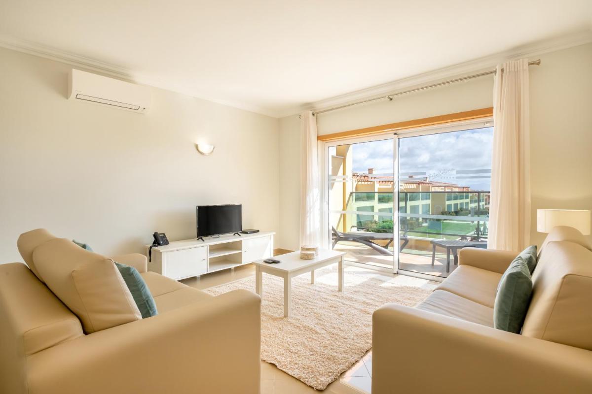 Uma televisão e/ou sistema de entretenimento em Boavista Golf & Spa - Bela Colina Holidays