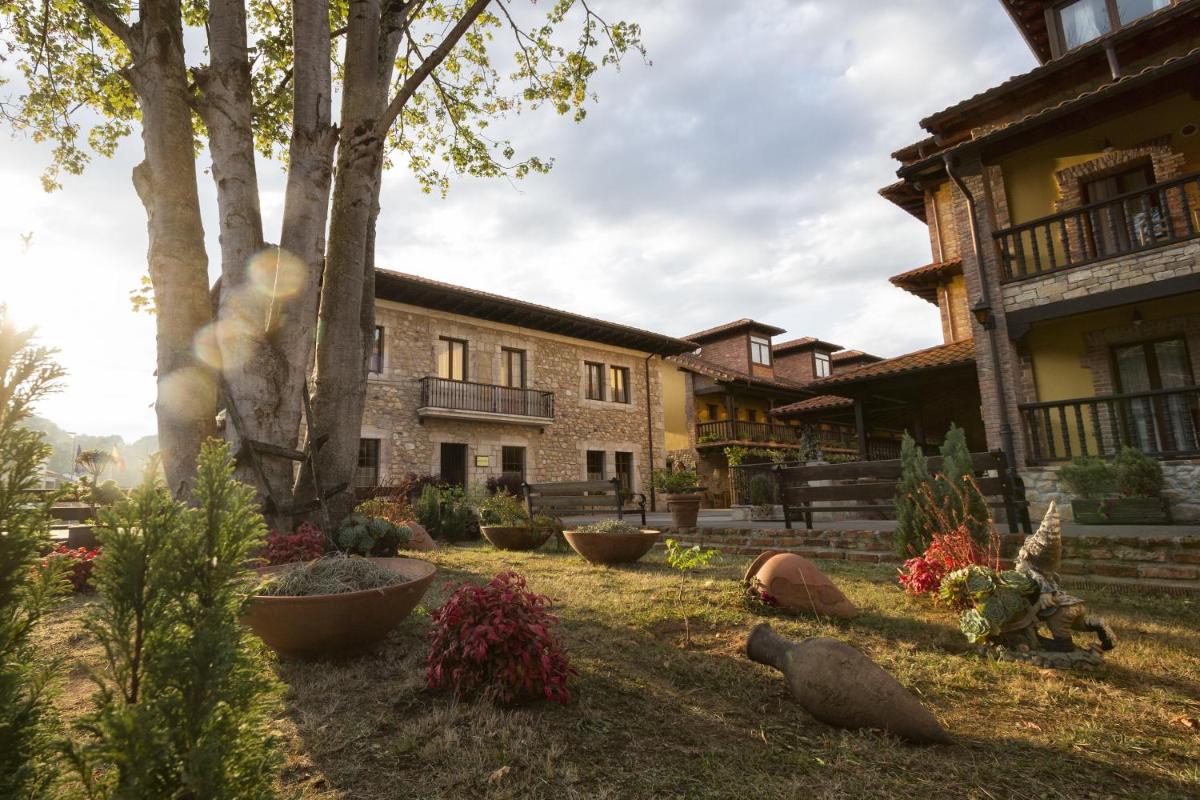 una casa con un jardín delante de ella en Hotel & Spa María Manuela, en Onís