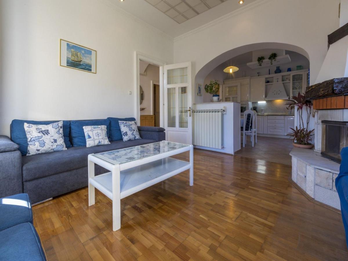 Apartment Piano - Housity