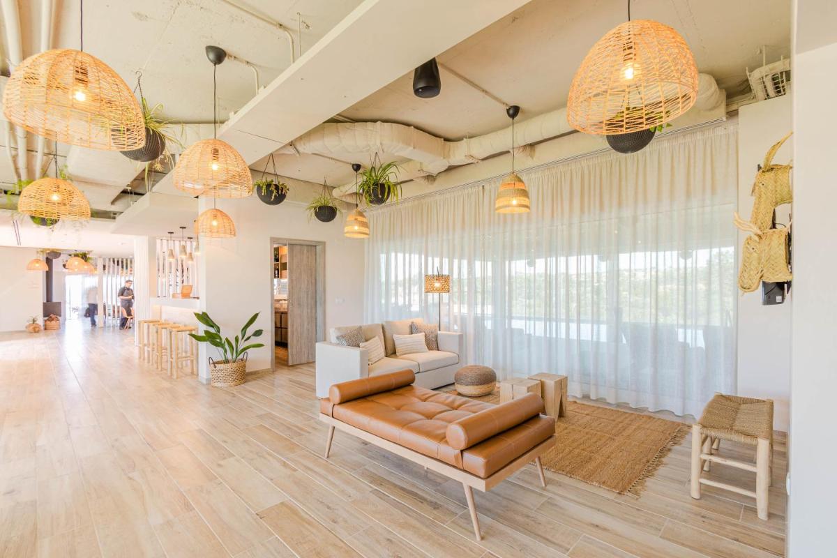 Uma área de estar em Sleep & Nature Hotel