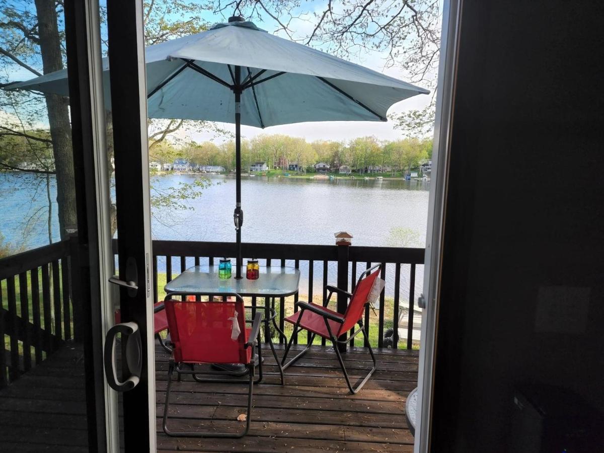 Lake Front Cottage on Private All-Sports Lake. - Housity