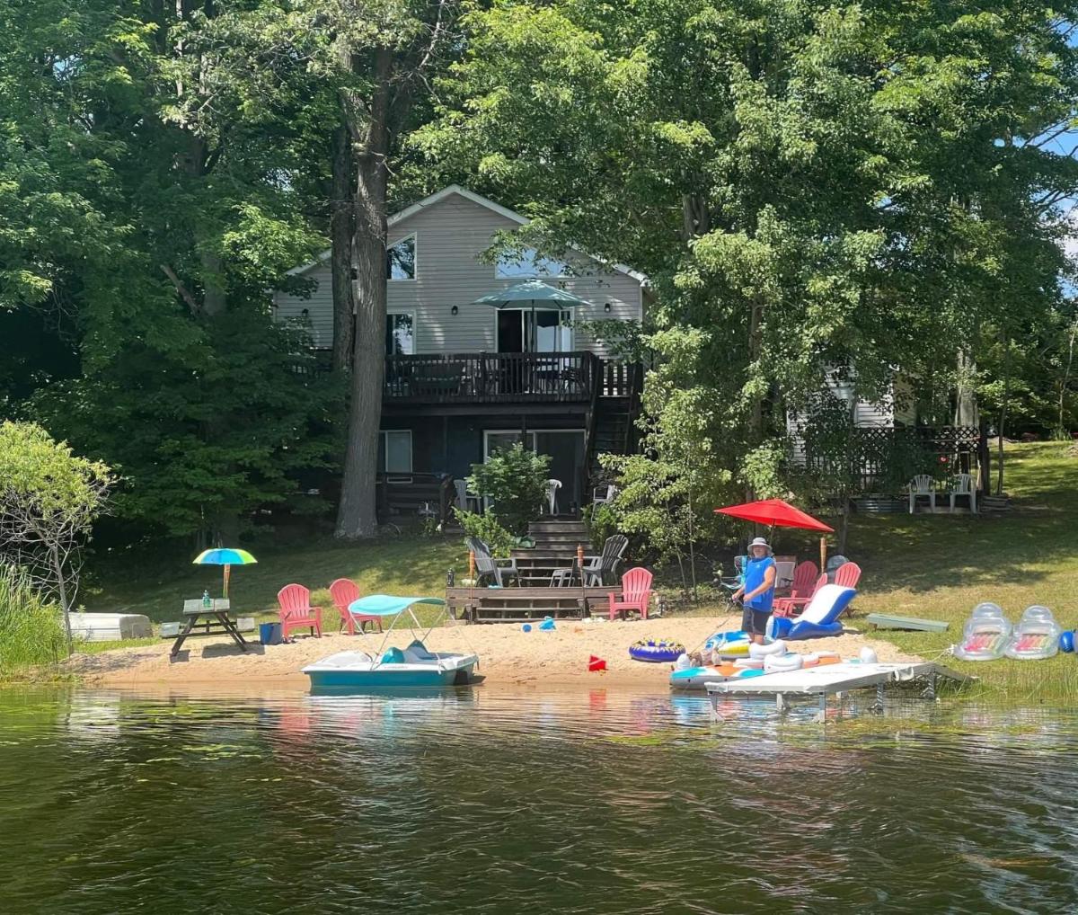 Lake Front Cottage on Private All-Sports Lake. - Housity