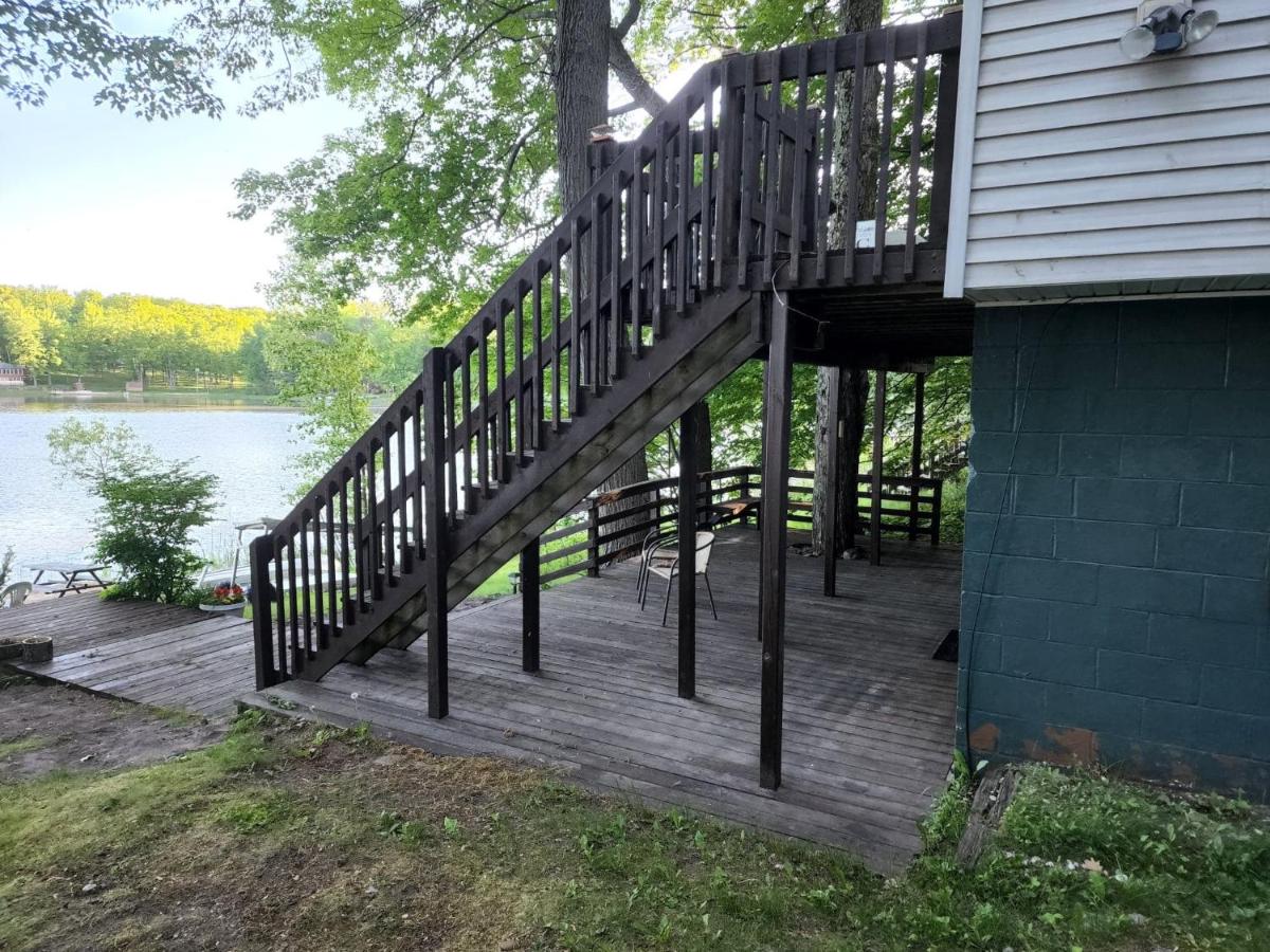 Lake Front Cottage on Private All-Sports Lake. - Housity