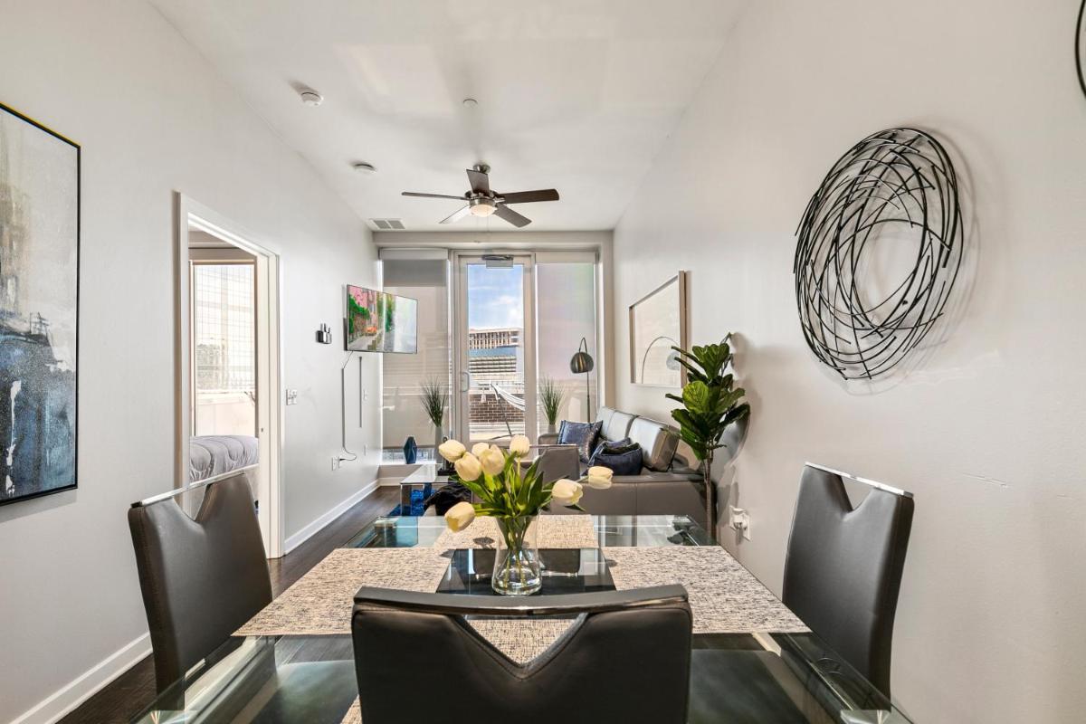 Dallas 2BR Premium PentHouse with Downtown Views - Housity