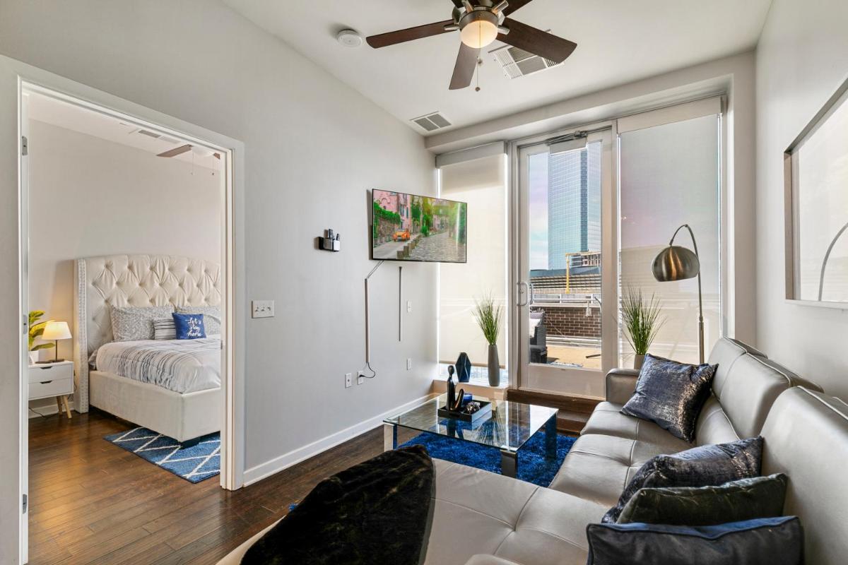 Dallas 2BR Premium PentHouse with Downtown Views - Housity