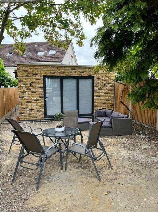 Modern Studio with parking in private garden - Housity