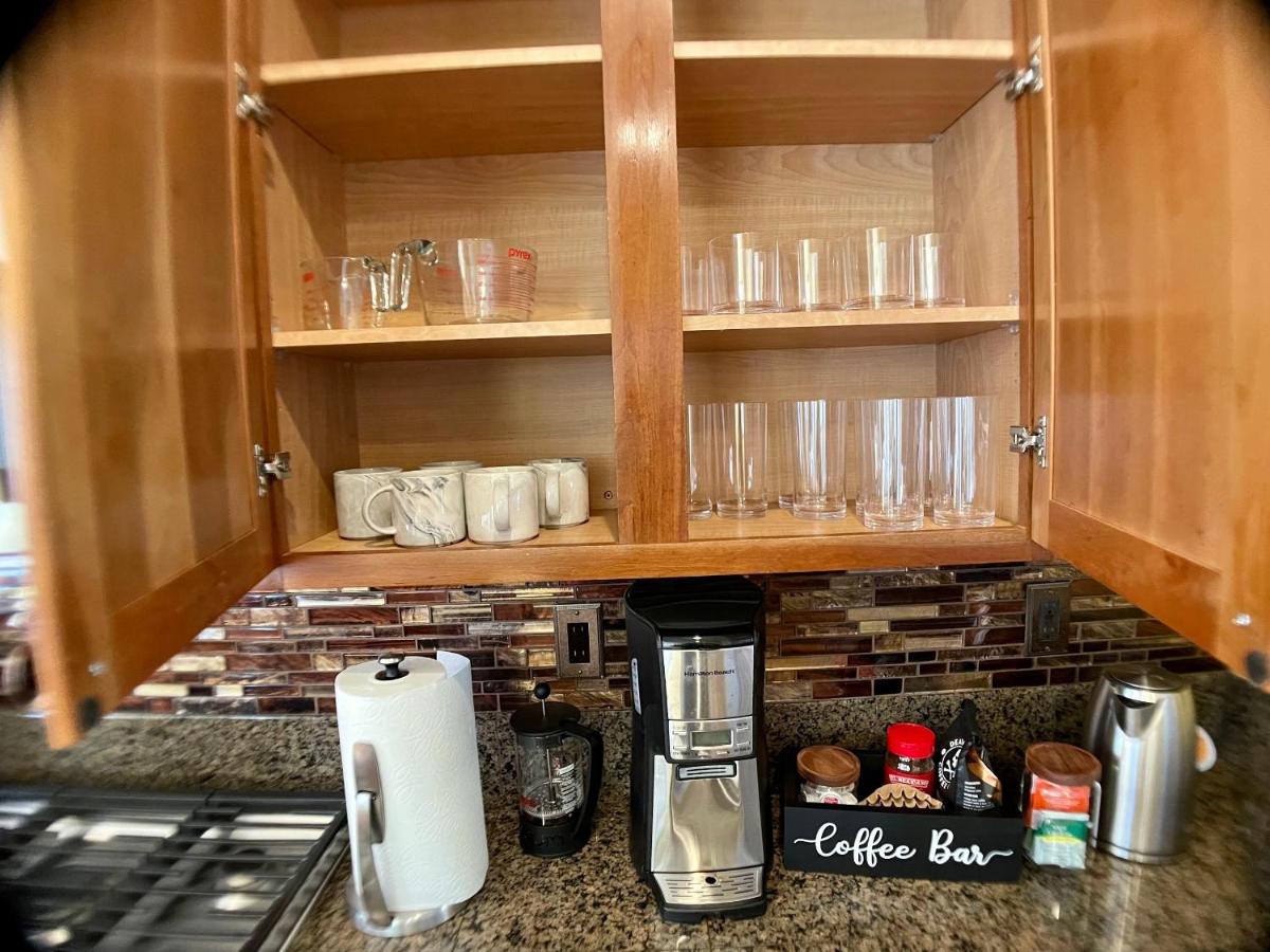 Cozy Casa w/fireplace, double ovens, garage parking, EV Charger 20min Mt Rose; 40 2 Tahoe - Housity