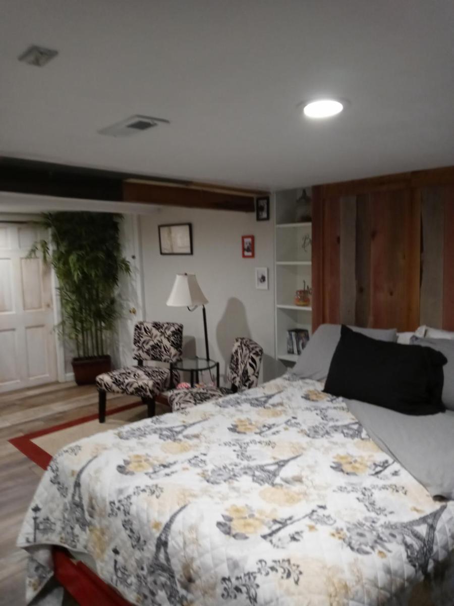 Basement Suite PVT enterance with Hot Tub - Housity