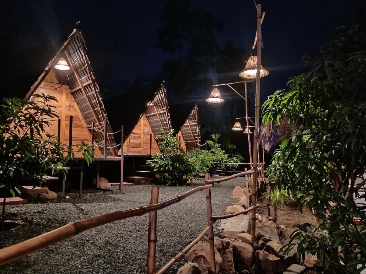 teak trail - Housity