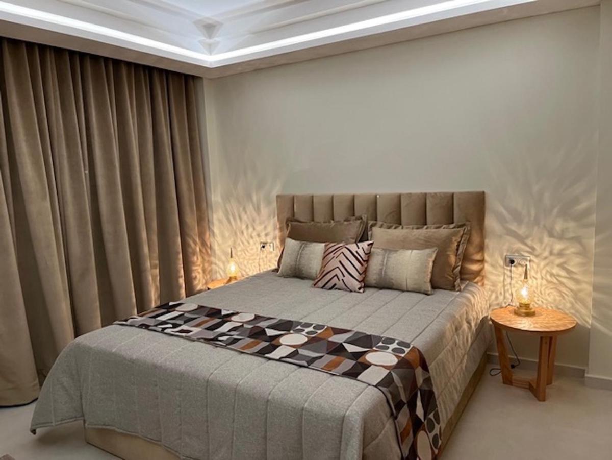 Suitetrails - Luxury Apartment 105sqm Terrace Seafront WIFI Unlimited
