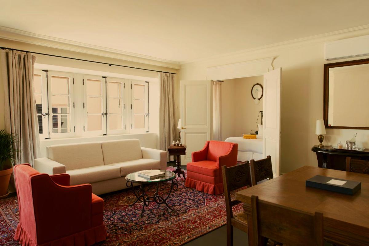 - un salon avec un canapé et deux fauteuils rouges dans l'établissement Hotel la Ponche, à Saint-Tropez 37 autres photos