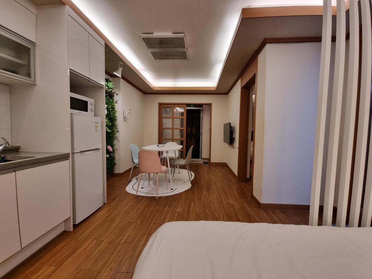 Complace H - Housity
