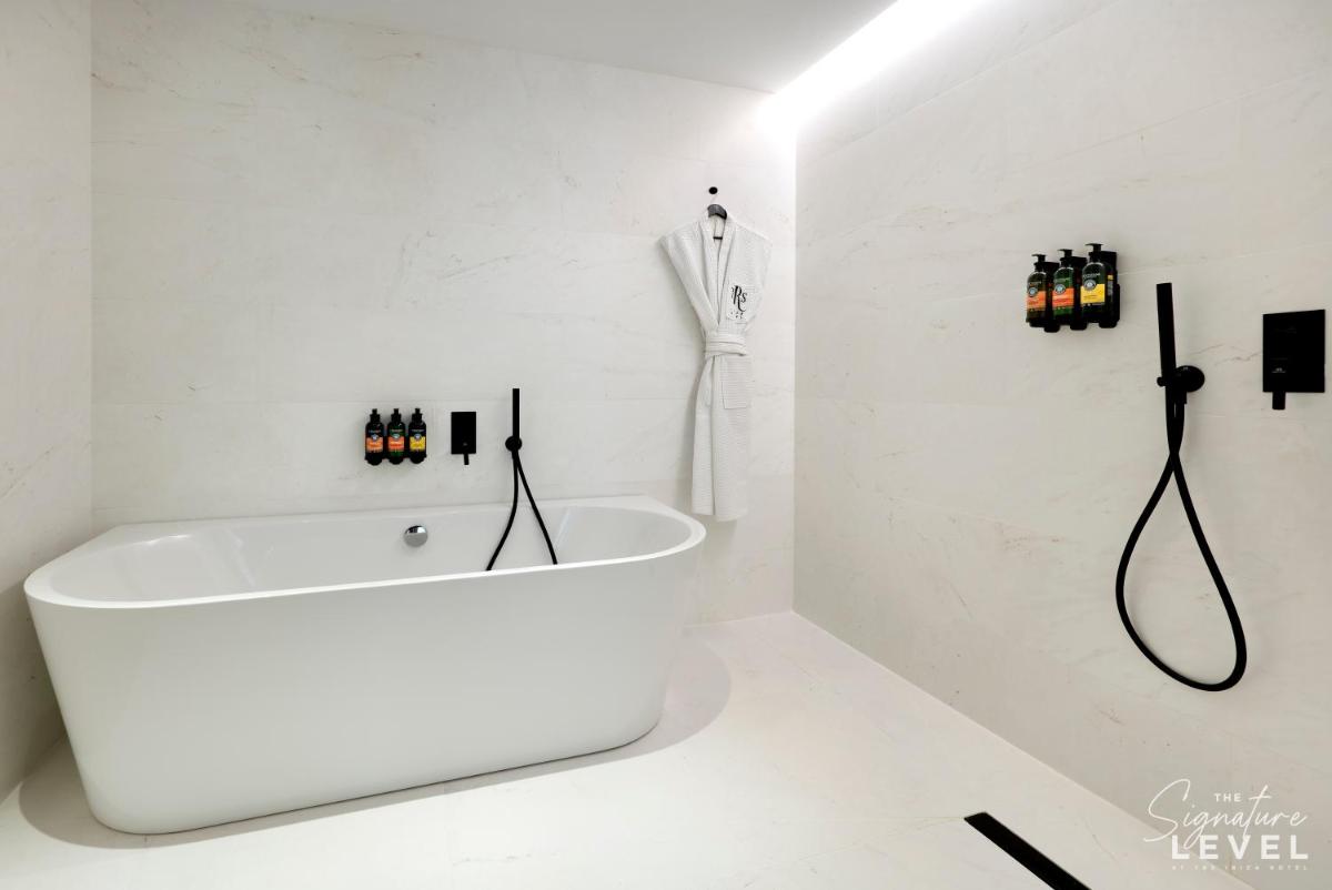 Un baño de TRS Ibiza Hotel - Adults Only