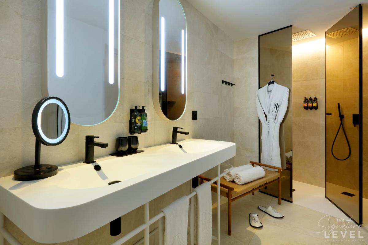 Un baño de TRS Ibiza Hotel - Adults Only