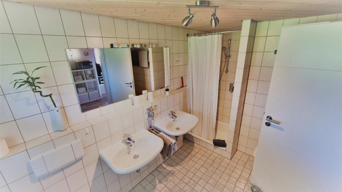 Wohnung #5 mit Balkon - zentrale dennoch ruhige Lage mit Terrasse - Stadtbus vor der Tür! - Housity