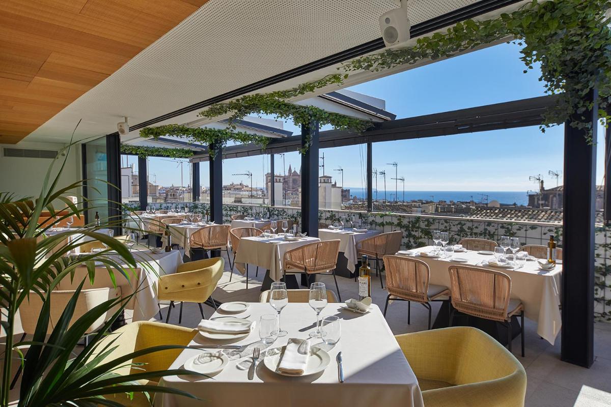 Un restaurante o sitio para comer en Nakar Hotel