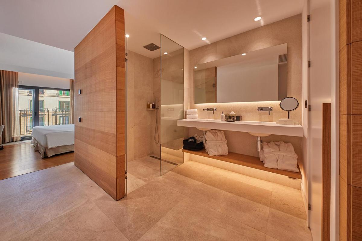 Un baño de Nakar Hotel