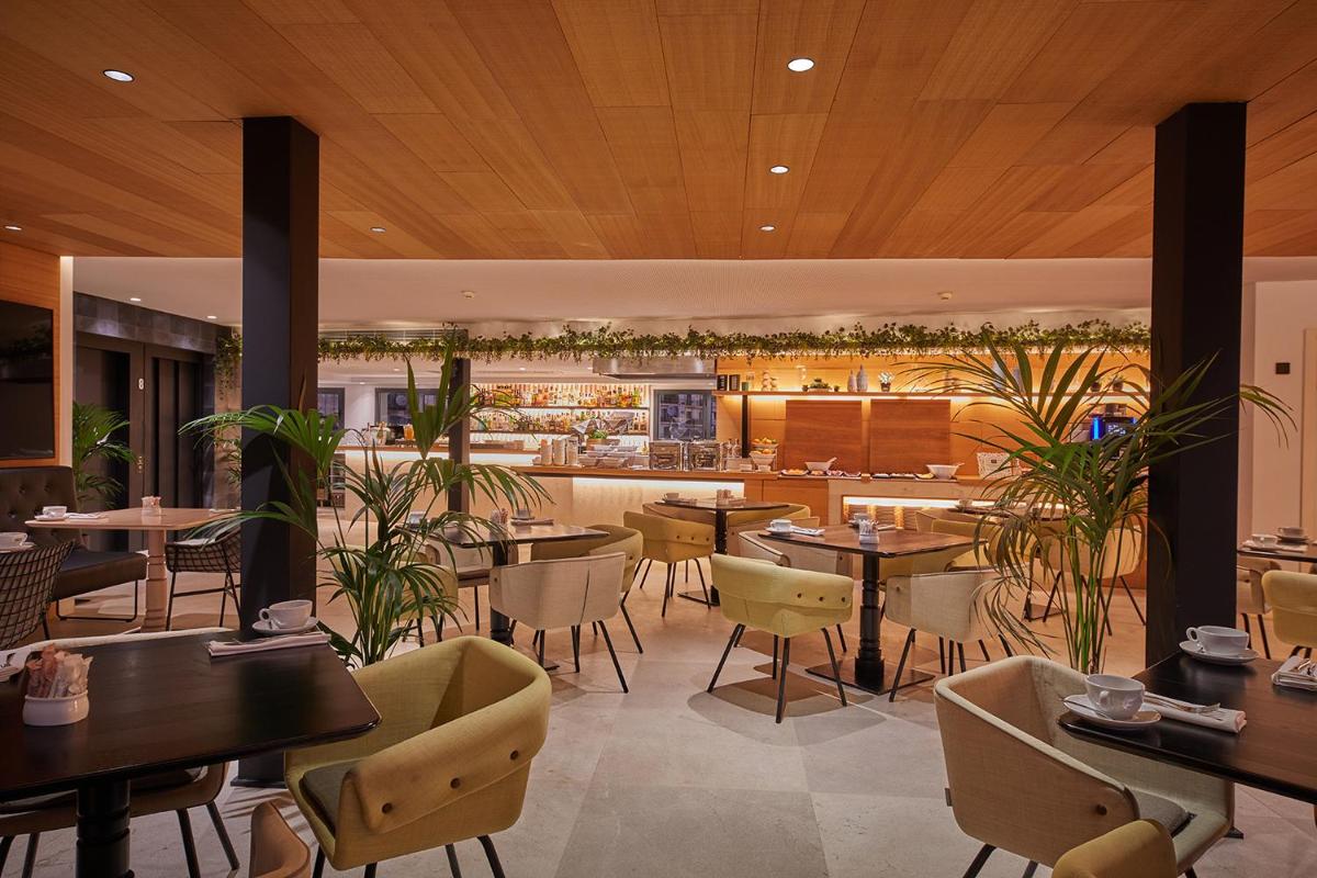 Un restaurante o sitio para comer en Nakar Hotel
