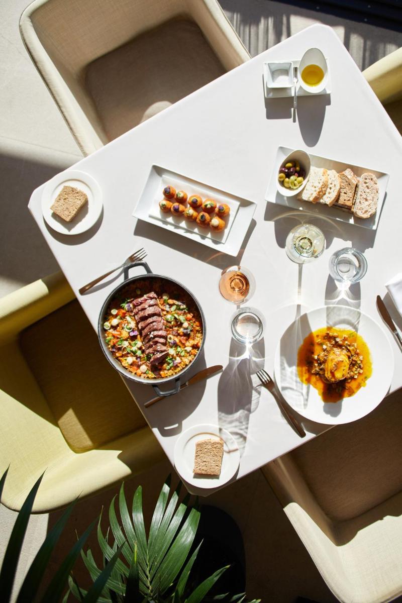 Comida en o cerca de este hotel