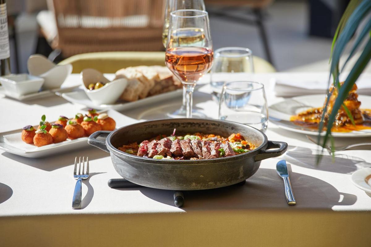 Comida en o cerca de este hotel