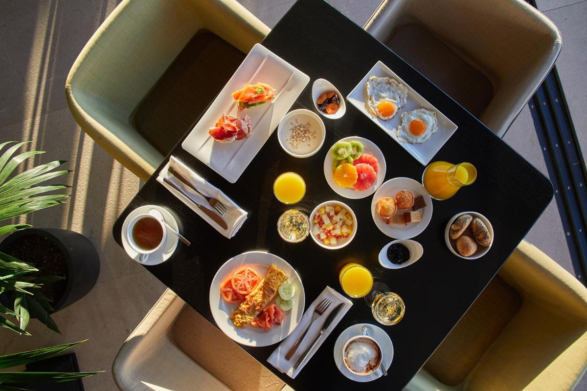 Comida en o cerca de este hotel