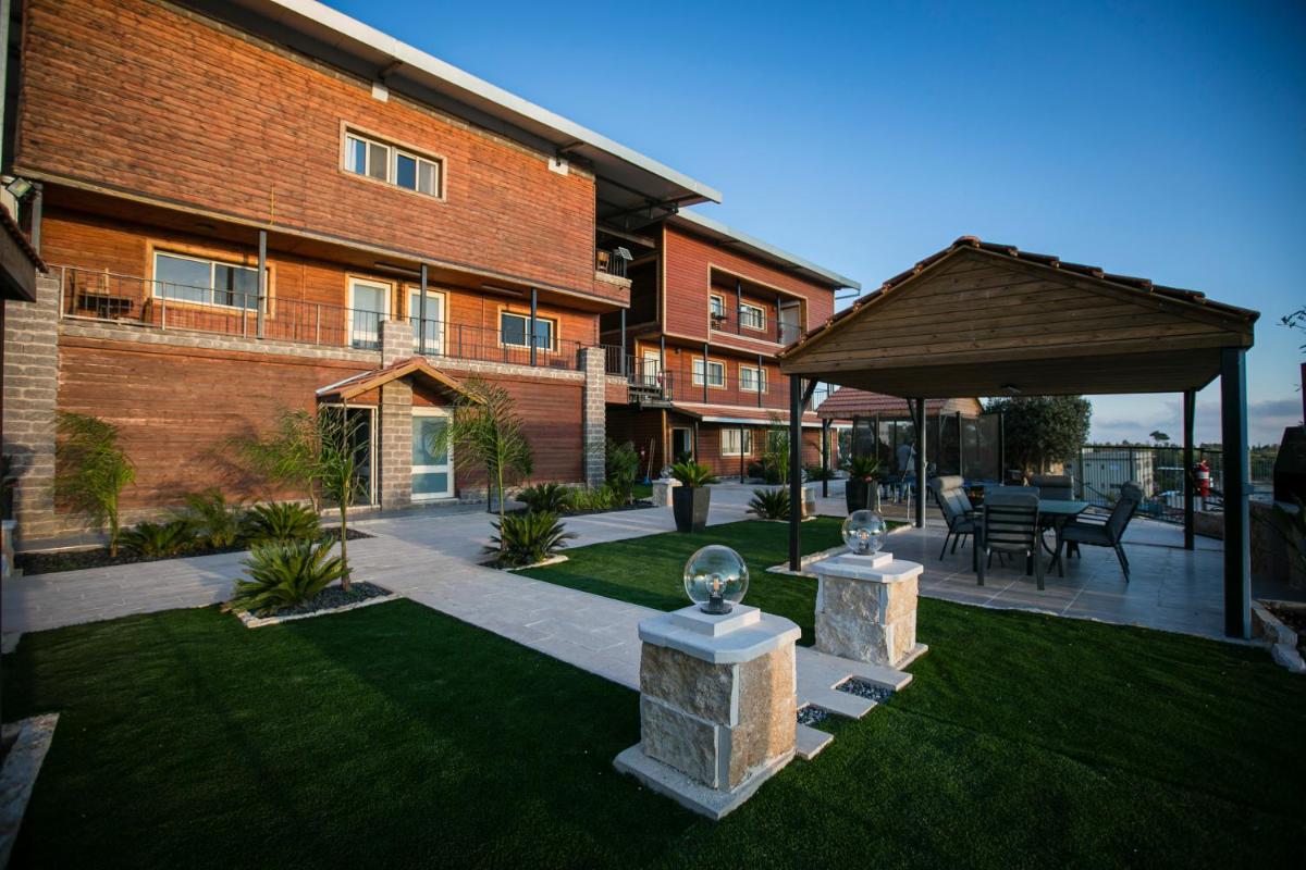Carmel Cabins - Housity