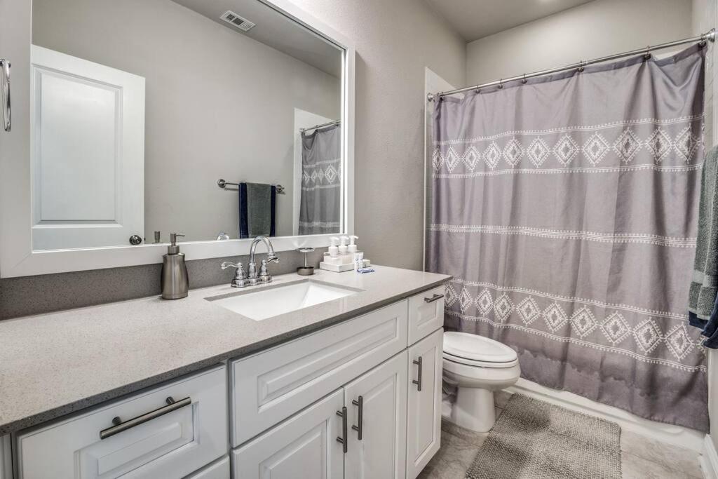 Beautiful 3 story luxury home close to the fun! - Housity