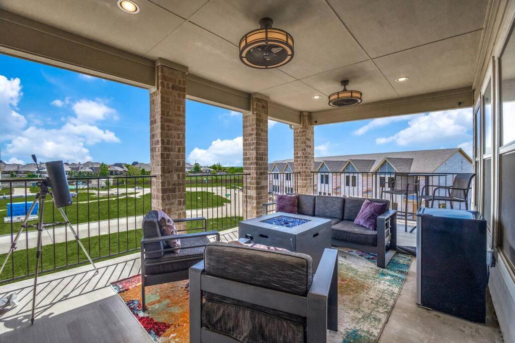Beautiful 3 story luxury home close to the fun! - Housity