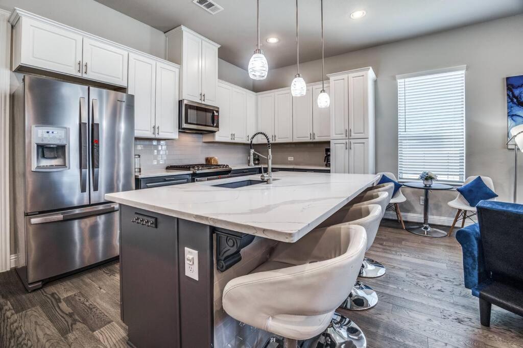Beautiful 3 story luxury home close to the fun! - Housity
