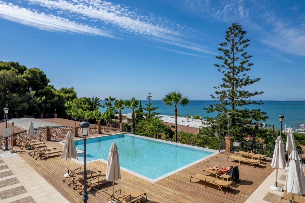 una piscina con vista al mar en PALASIET Wellness Clinic&Thalasso 4 SUP, en Benicàssim