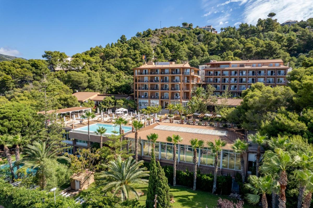 una vista aérea del complejo con una montaña en PALASIET Wellness Clinic&Thalasso 4 SUP, en Benicàssim