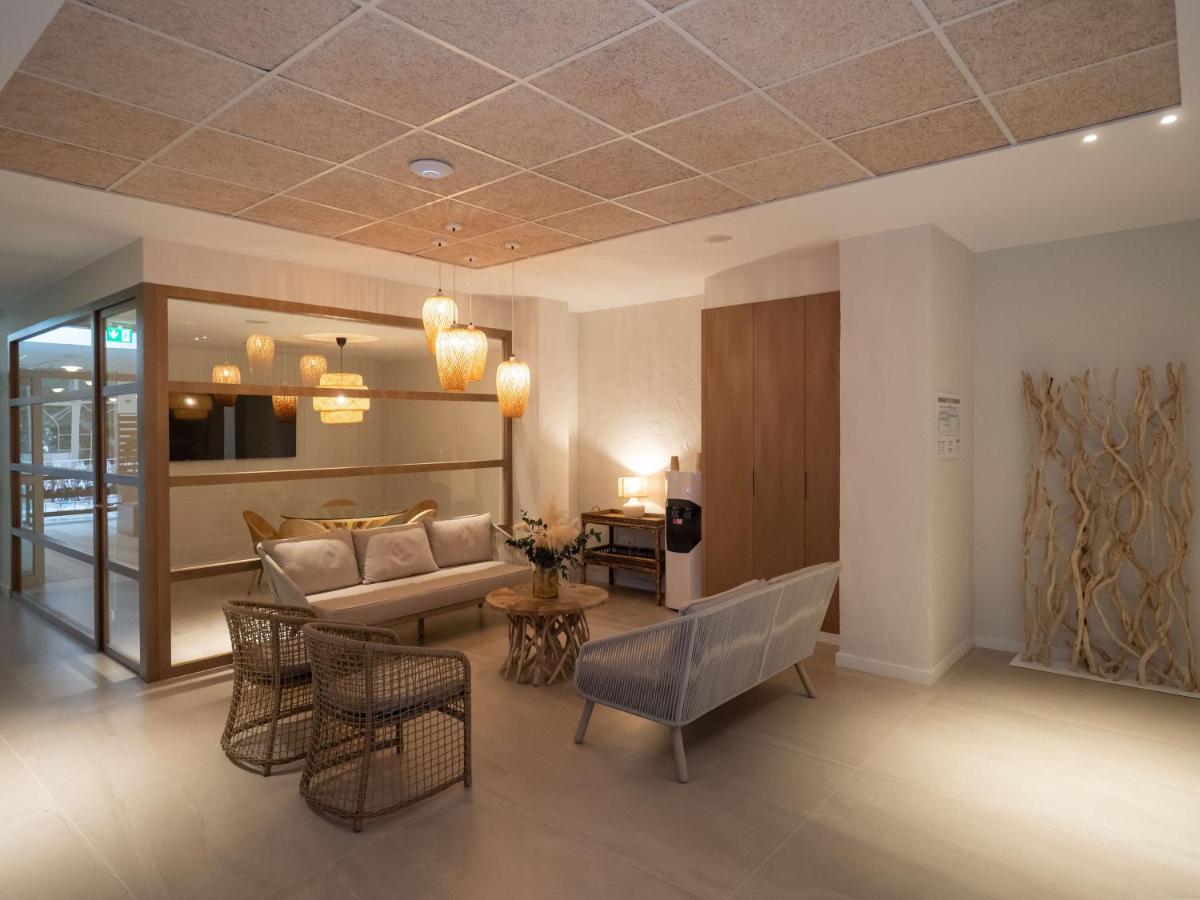una sala de estar con un sofá y sillas en PALASIET Wellness Clinic&Thalasso 4 SUP, en Benicàssim
