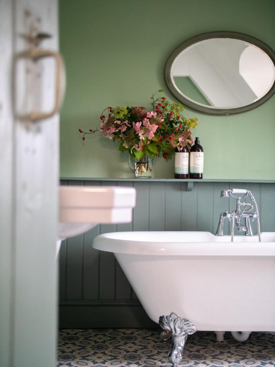 Sawcliffe Manor Country House with Spa, Free Parking, Catering, Self Checkin, Farmstay - Housity