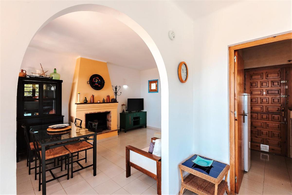House with Terrace and Shared Pool - Housity