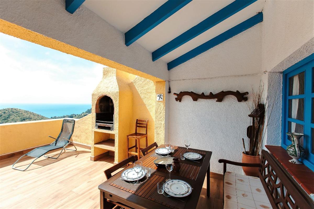 House with Terrace and Shared Pool - Housity