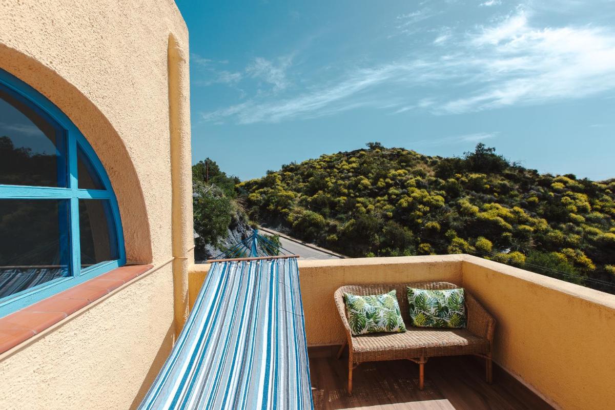 House with Terrace and Shared Pool - Housity
