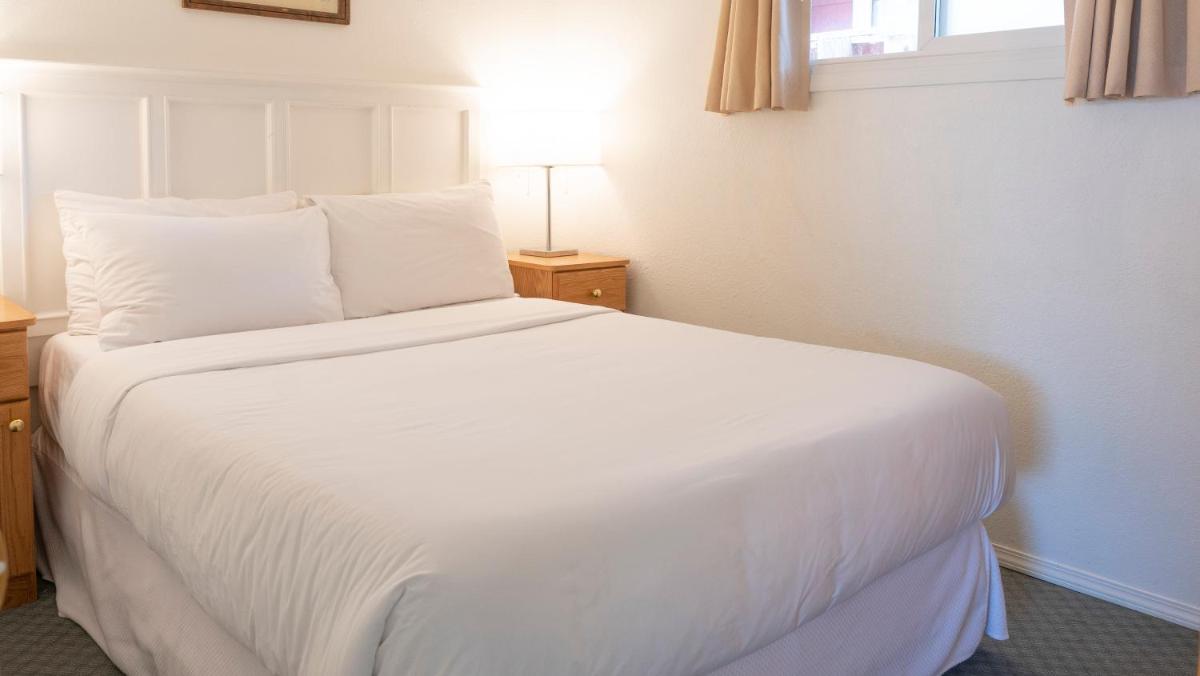 The Village Motel - Housity