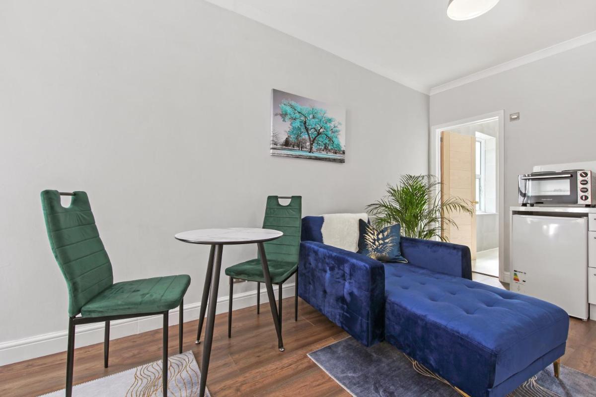 Stunning studio flat with free on-street parking! - Housity