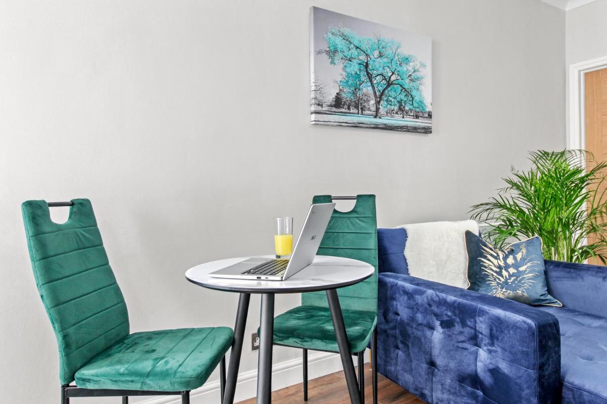 Stunning studio flat with free on-street parking! - Housity