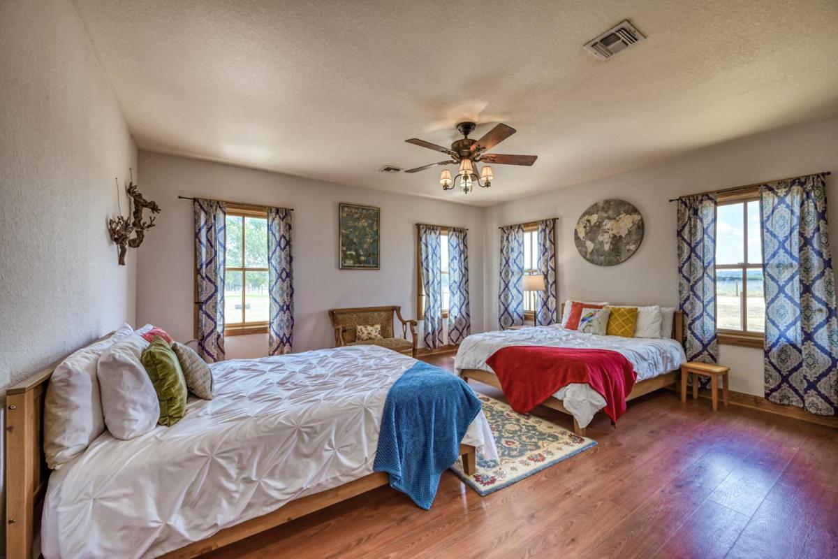 Charming Country Home with Hot Tub & Fire Pit! - Housity